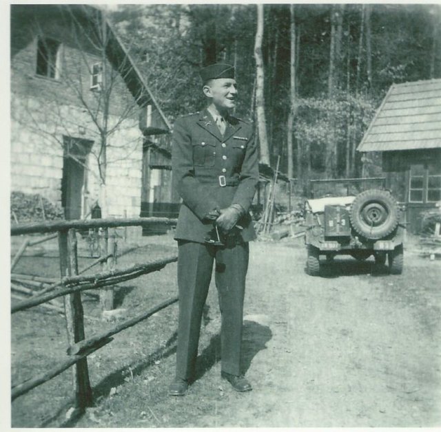 Lt. Rothkopf mit Jeep